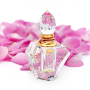 botella-perfume-collar-petalos-flores-perfumeria-cosmetica-coleccion-fragancias_99272-16