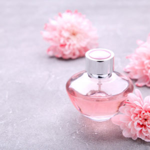 frasco-perfume-flores-sobre-hormigon-gris_106006-113