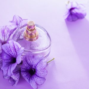 botella-perfume-flores-fragancia-floral-cosmetica-organica_106029-400